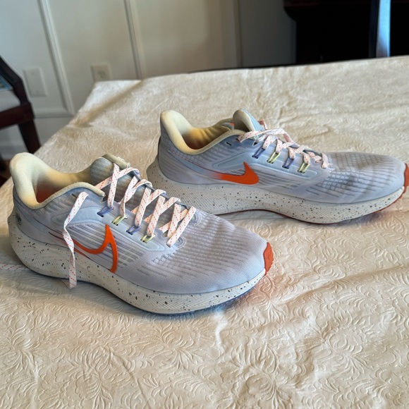 Nike Womens Air Zoom Pegasus 39 - Size 8 DX6047 181 - White / Orange - Sail - Picture 7 of 10